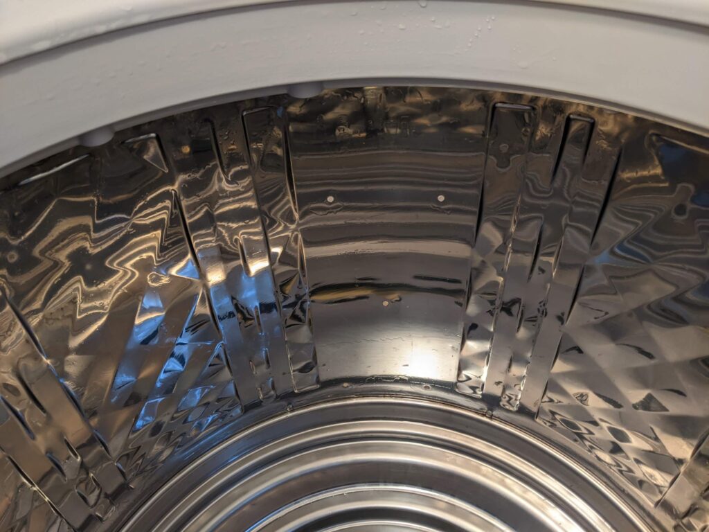 縦型洗濯機の洗濯槽内部の洗浄後。そうじ屋くまの実施工写真